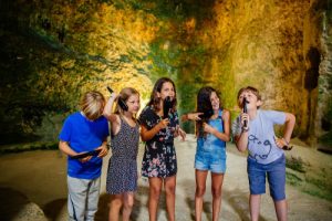 Eglise souterraine Aubeterre - enfants avec audioguide