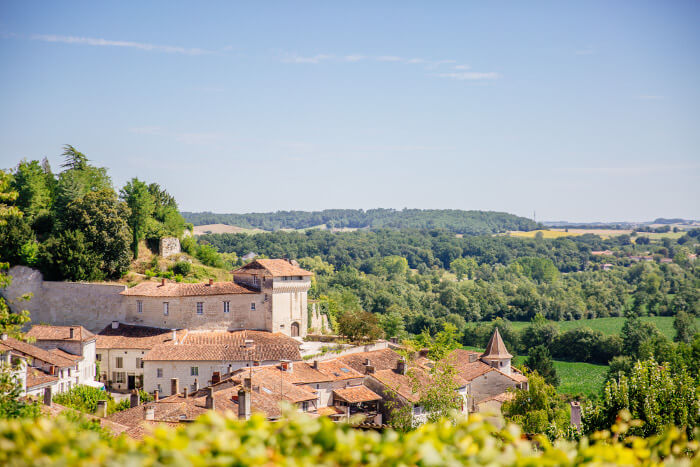 Village d'Aubeterre sur Dronne avec vue sur le château